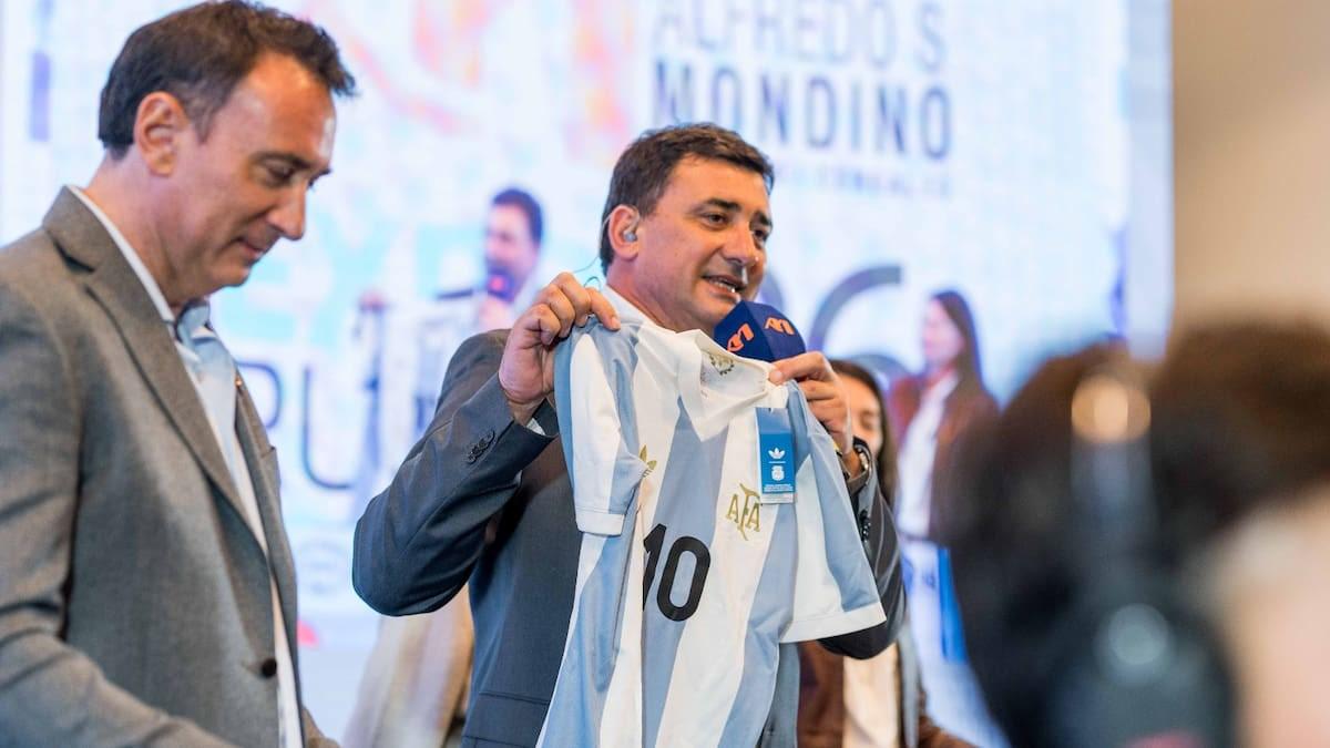 Góc Nhìn 32WIN: Aimar hỗ trợ, áo Messi có chữ ký bán đấu giá từ thiện vớ
